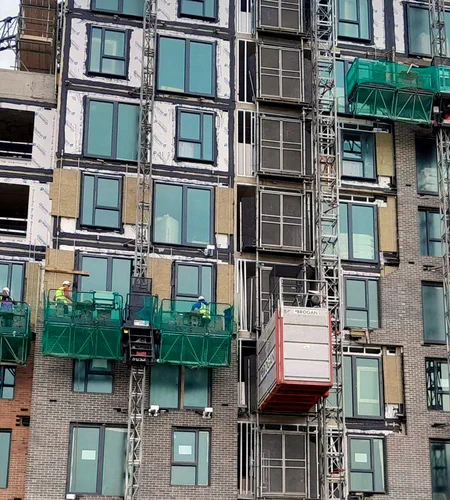 Medium/heavy duty mast climbers